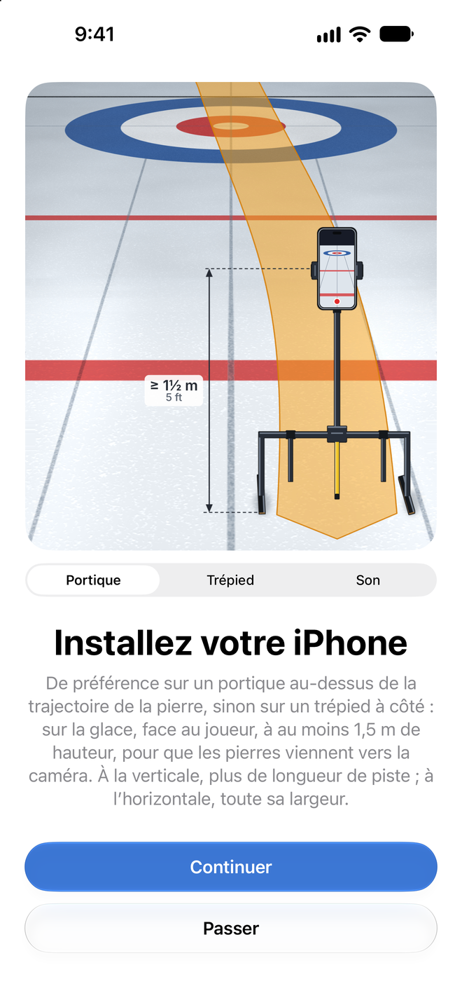 Guide d'installation montrant un iPhone sur un portique placé au-dessus de la trajectoire de la pierre sur la glace, avec un repère de hauteur d'au moins 1,5 m, un sélecteur Portique/Trépied/Son sous l'image et les boutons Continuer et Passer
